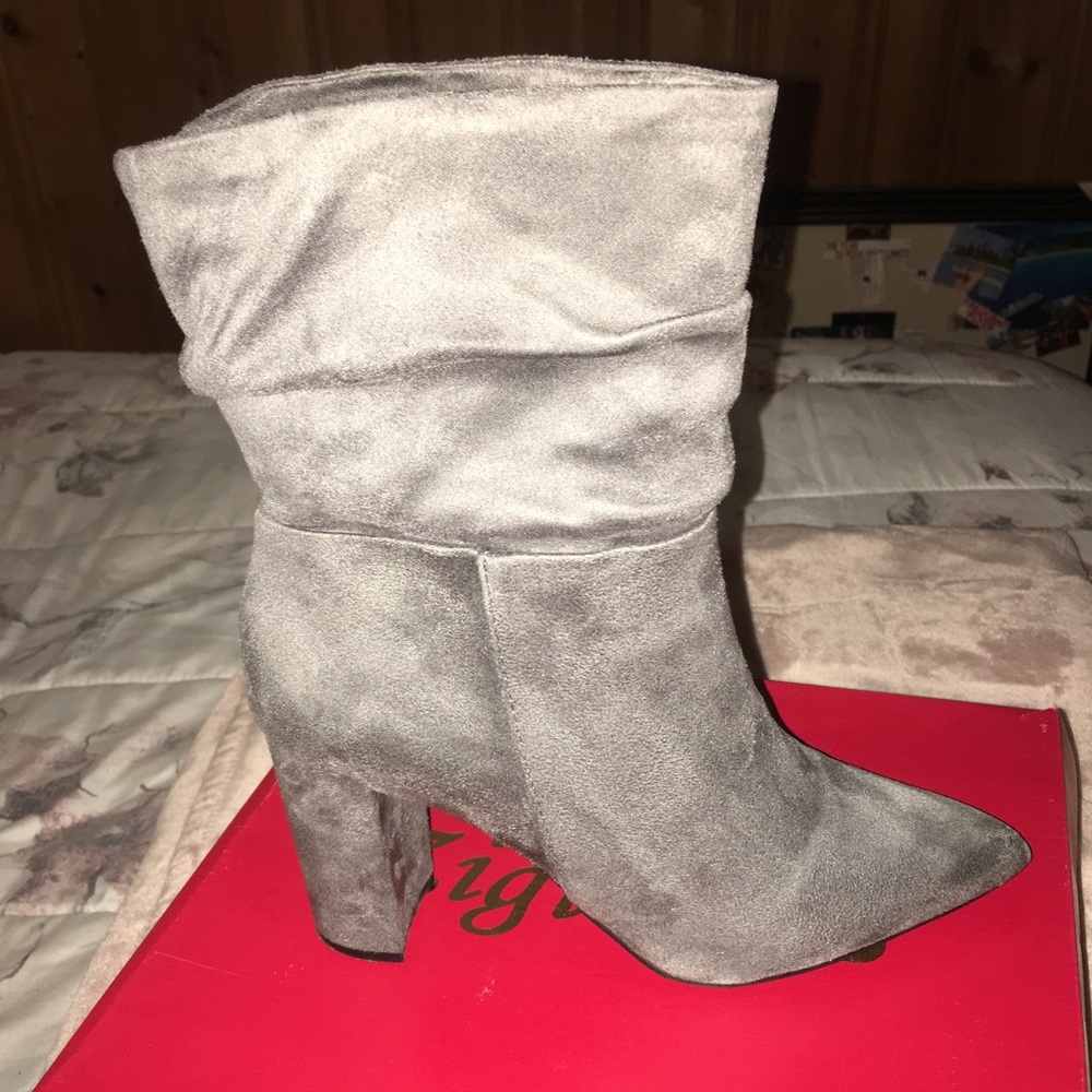 Women’s (heels) boots size: 9 gray zigi soho